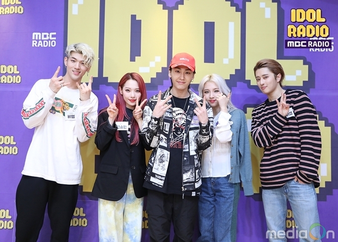 '아이돌 라디오' KARD, 카리스마에 반전 흥까지… 노래방 라이브로 아낌없이 끼 방출